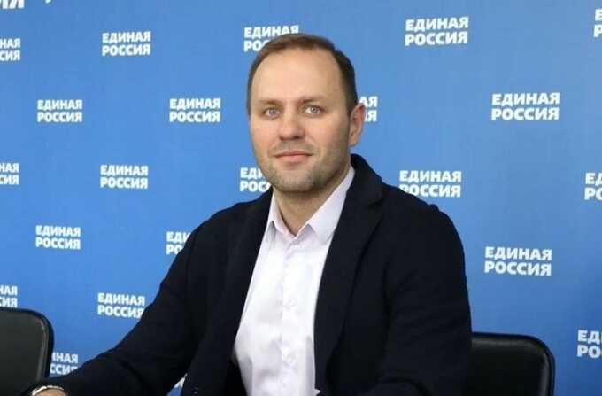 Депутат от «Единой России» и его помощник обвиняются в мошенничестве и самоуправстве